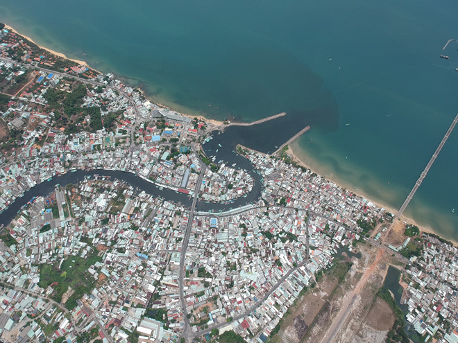 Chiêm[-]ngưỡng[-]Phú[-]Quốc[-]từ[-]flycam,[-]"sốc"[-]vì[-]nước[-]sông[-]đen[-]ngòm[-]chảy[-]ra[-]biển